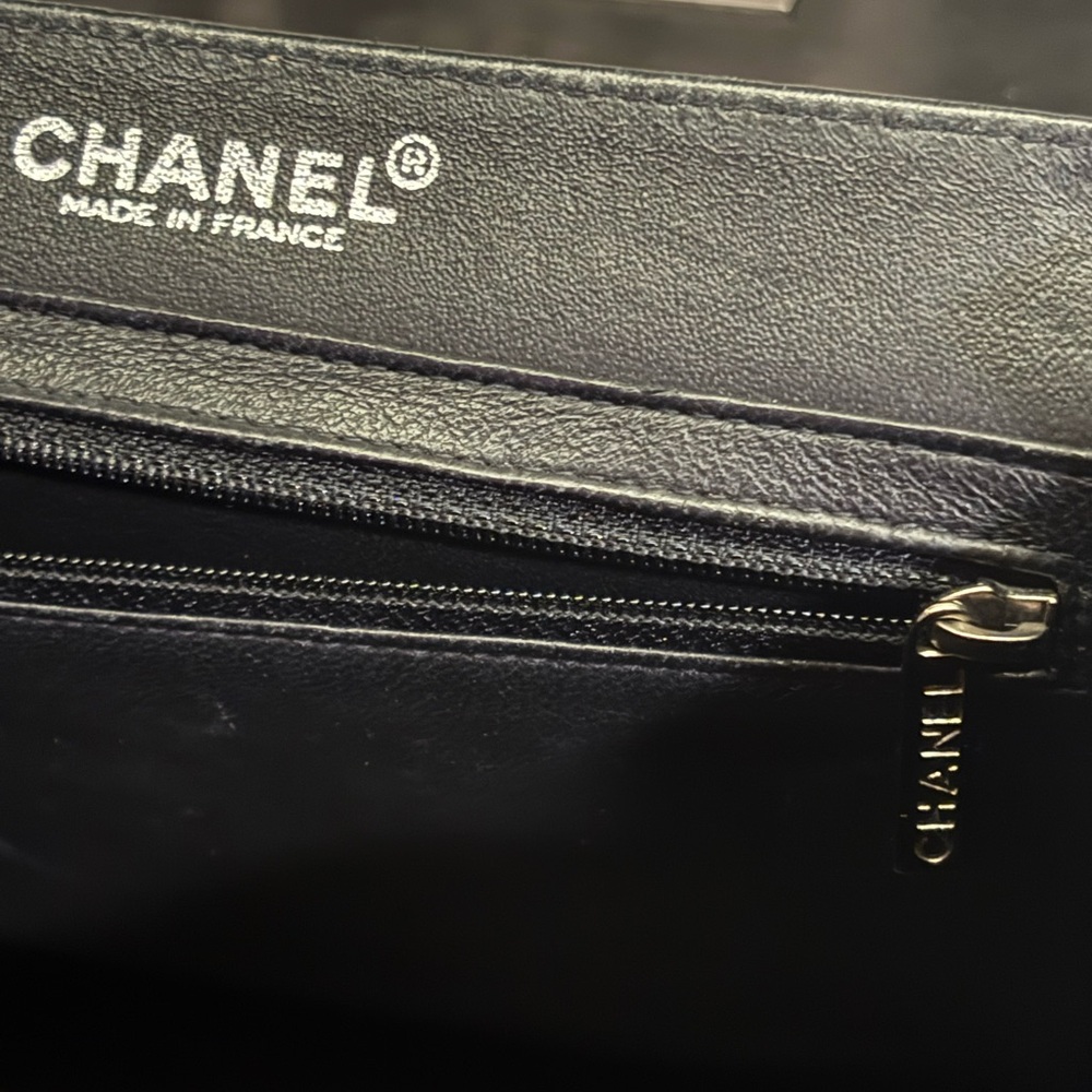 CHANEL Black and Cream Shoulder Bag - Picture 12 of 16